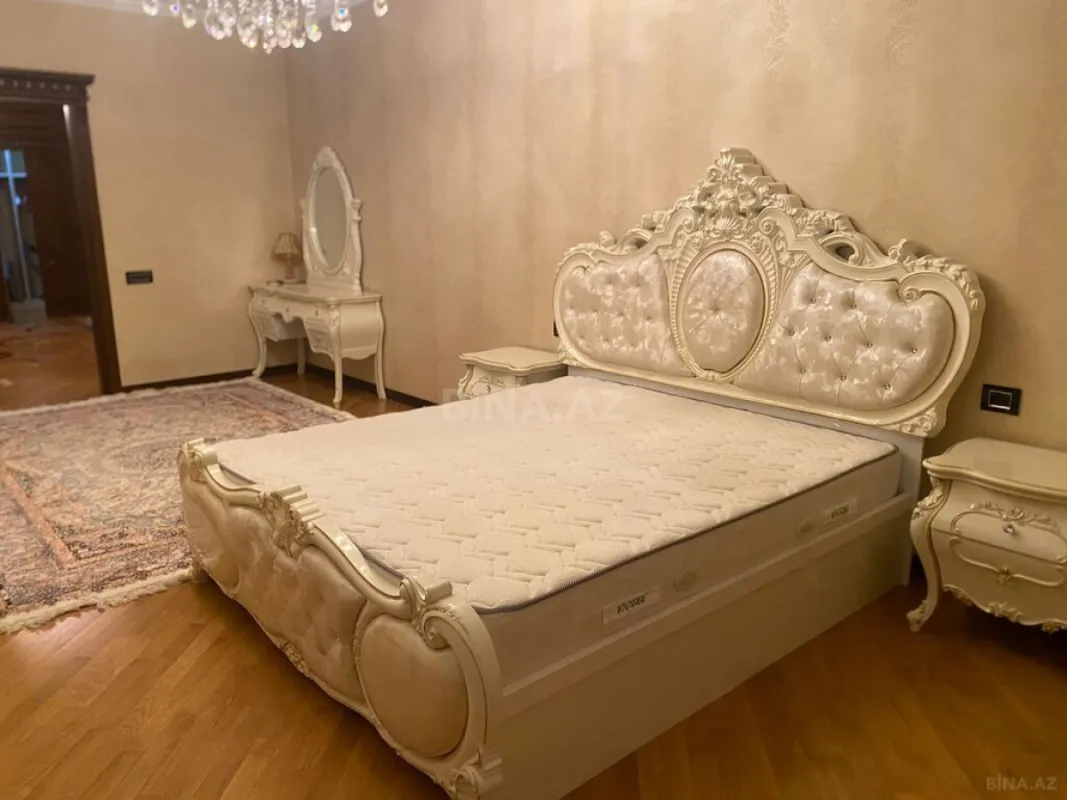 Satılır 4 otaqlı mənzil 190 m²