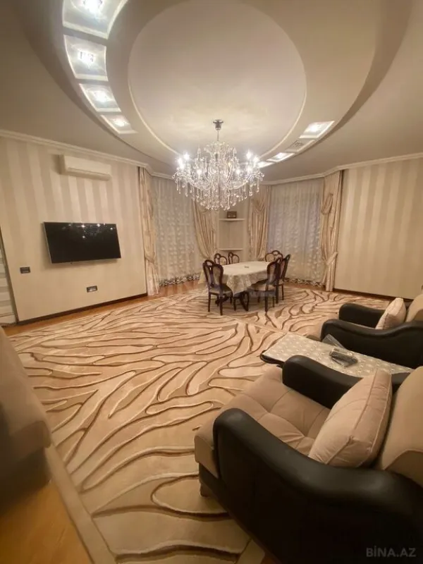 Satılır 4 otaqlı mənzil 190 m²