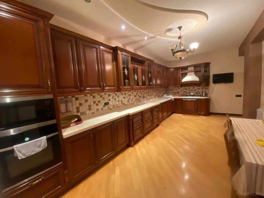 Satılır 4 otaqlı mənzil 190 m²