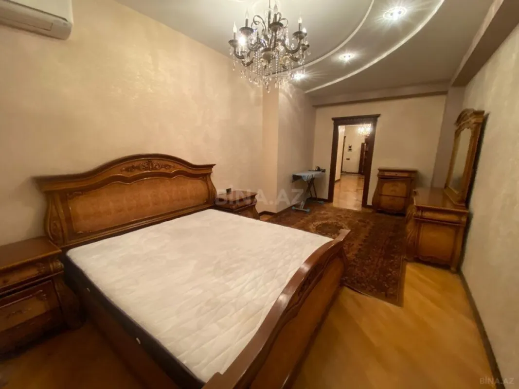 Satılır 4 otaqlı mənzil 190 m²
