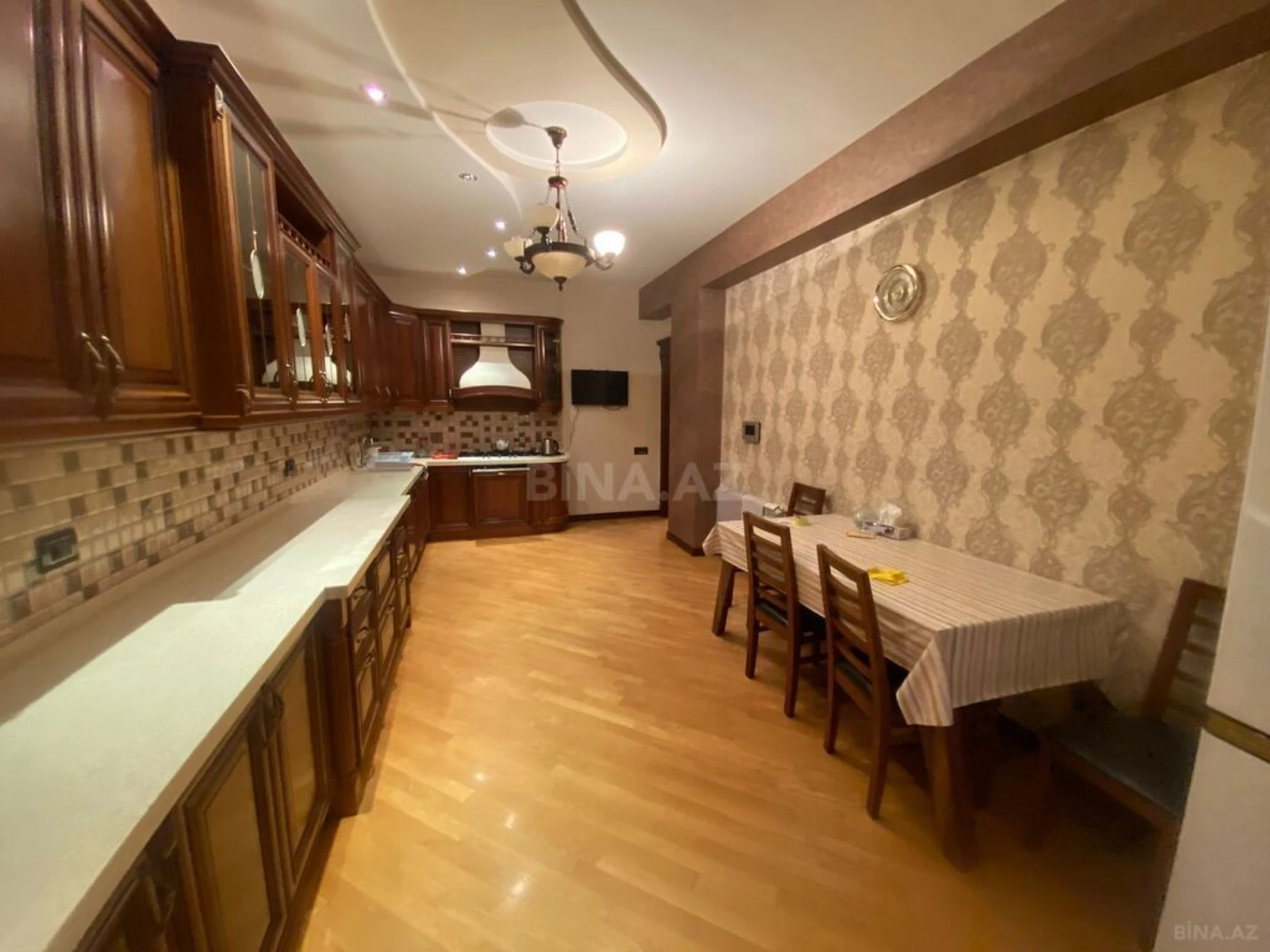 Satılır 4 otaqlı mənzil 190 m²