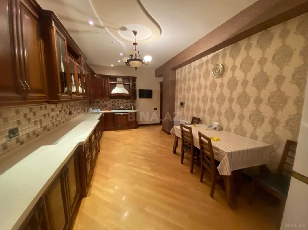 Satılır 4 otaqlı mənzil 190 m²