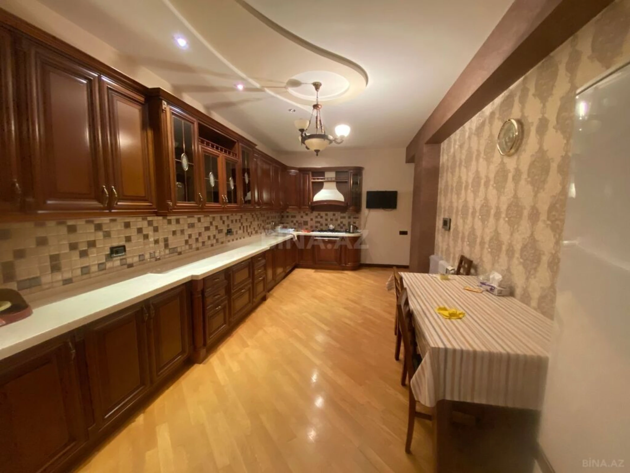 Satılır 4 otaqlı mənzil 190 m²