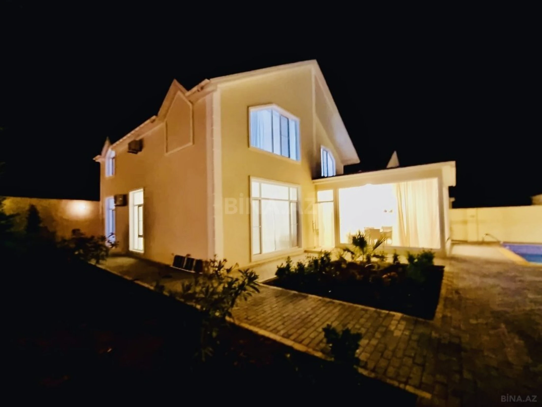 Satılır 5 otaqlı həyət evi 320 m²