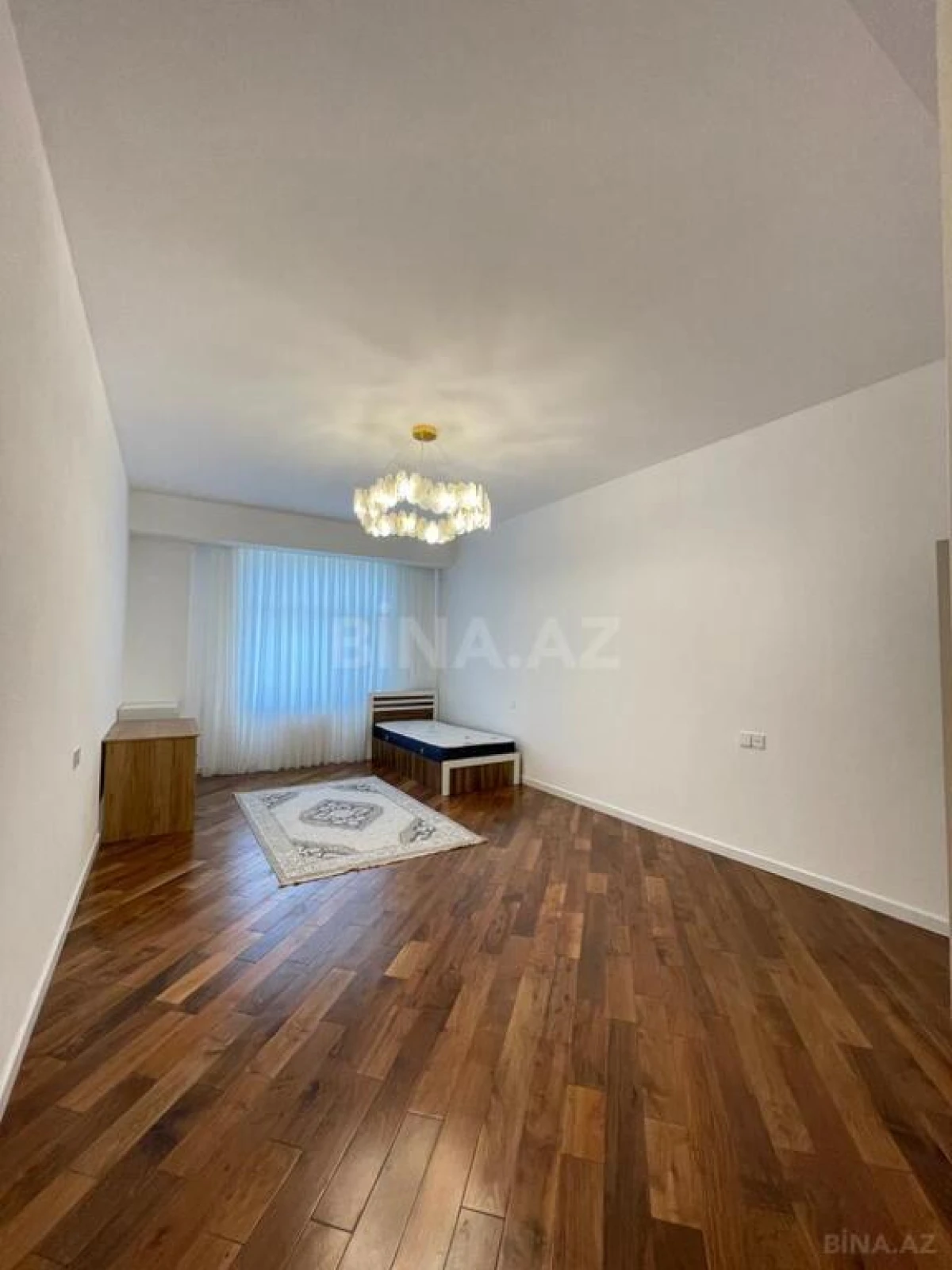 Satılır 4 otaqlı mənzil 180 m²