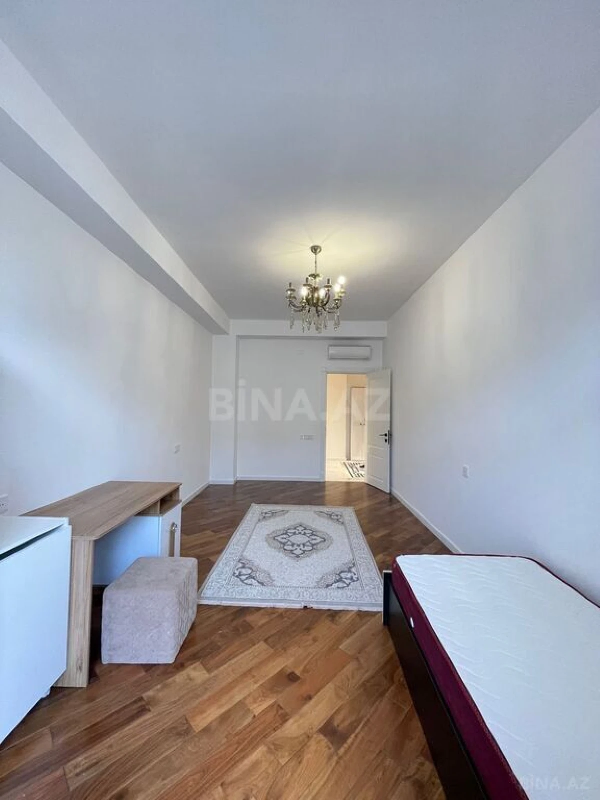Satılır 4 otaqlı mənzil 180 m²