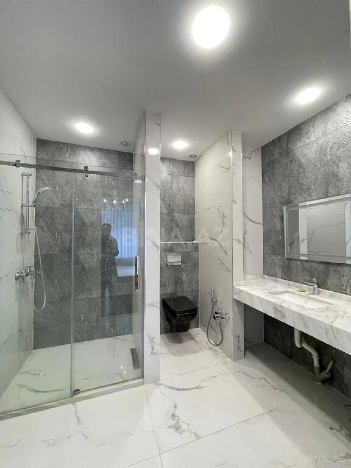 Satılır 4 otaqlı mənzil 180 m²