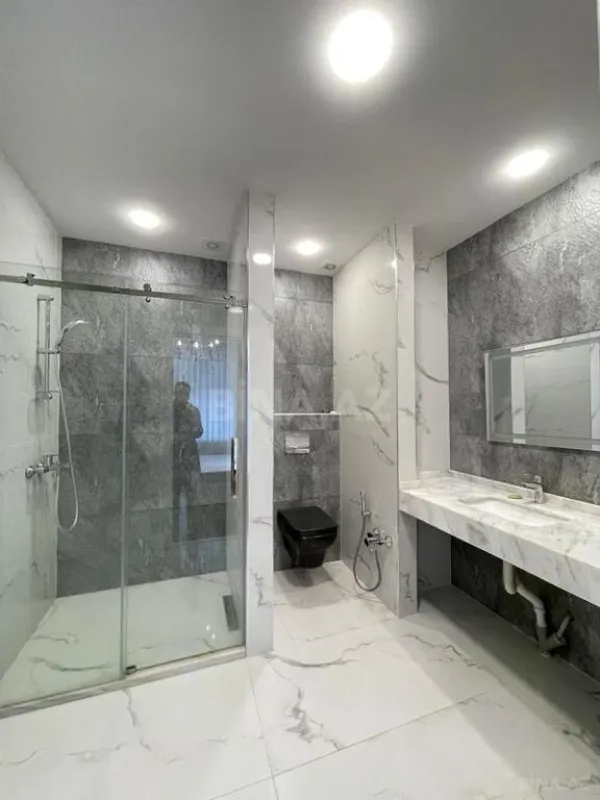 Satılır 4 otaqlı mənzil 180 m²