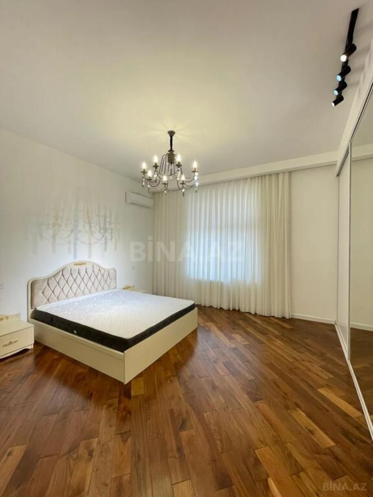 Satılır 4 otaqlı mənzil 180 m²