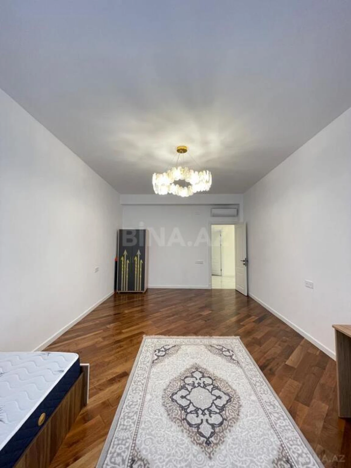 Satılır 4 otaqlı mənzil 180 m²