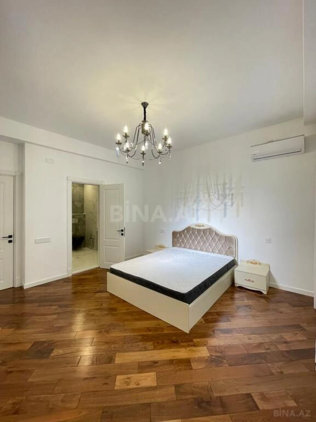 Satılır 4 otaqlı mənzil 180 m²