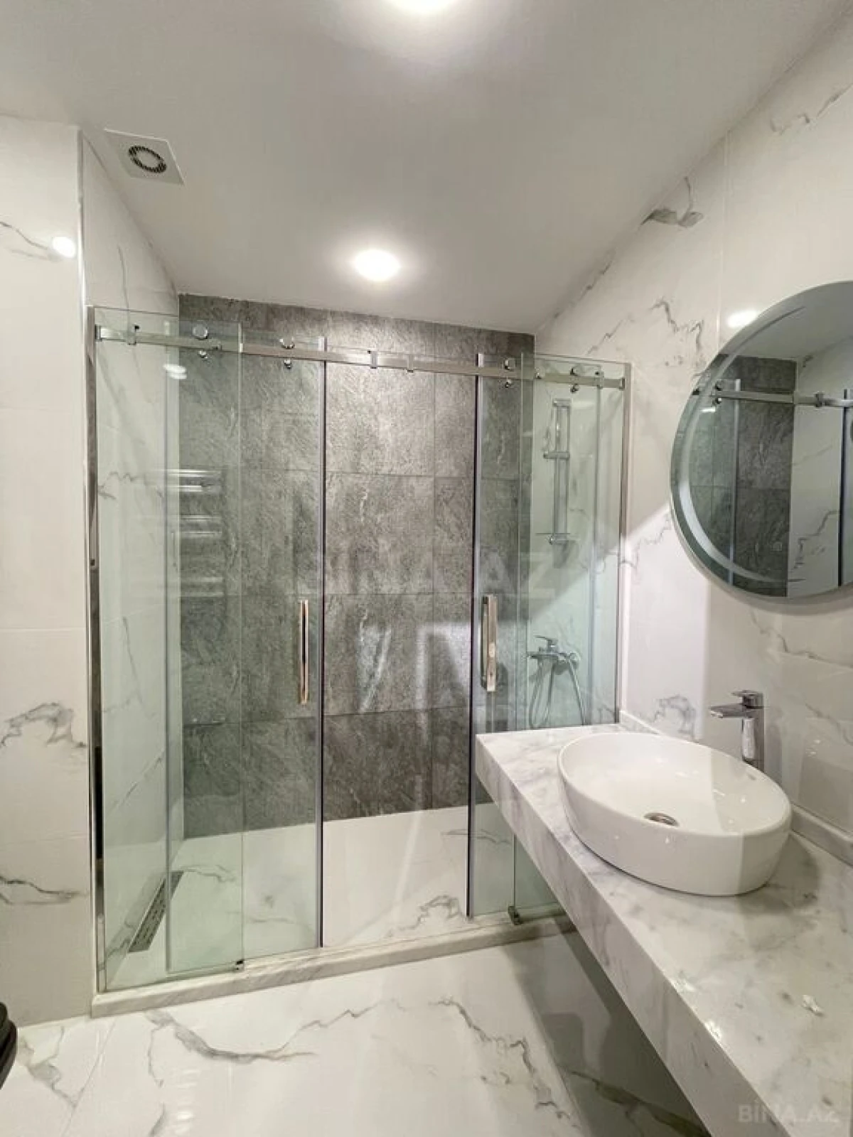 Satılır 4 otaqlı mənzil 180 m²