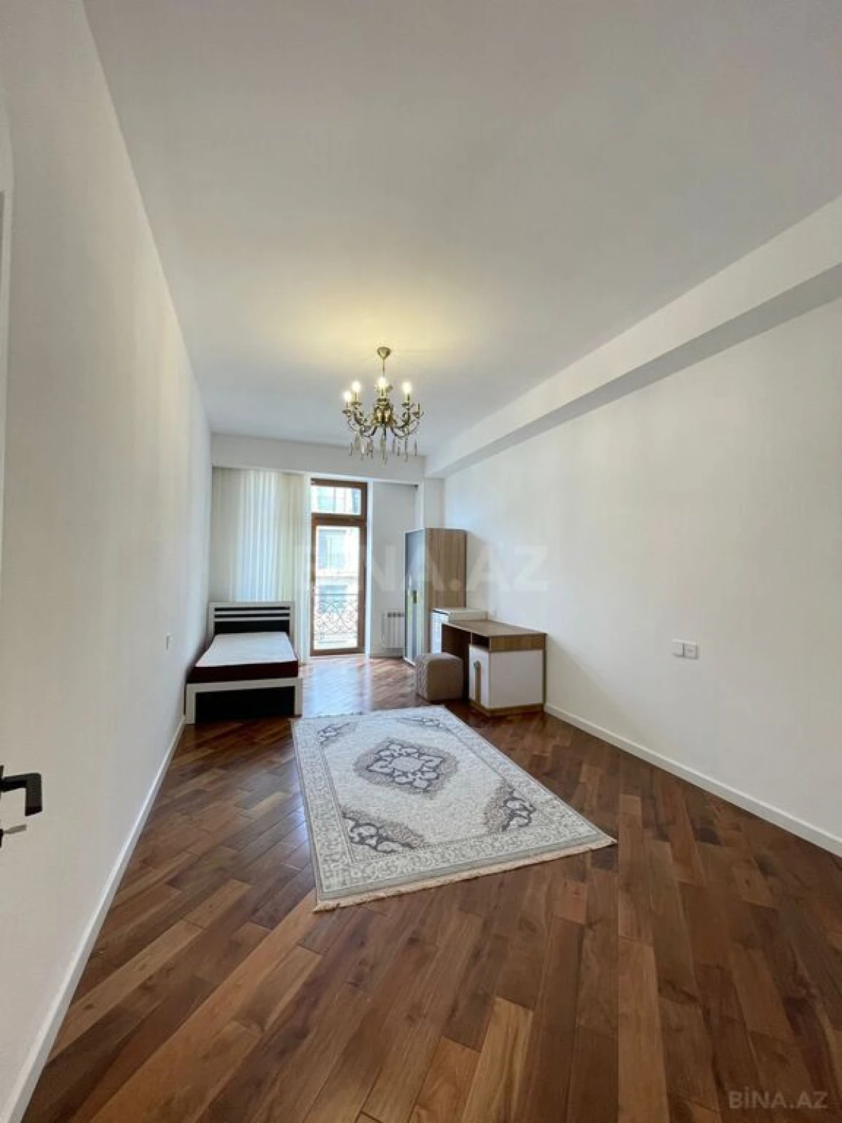 Satılır 4 otaqlı mənzil 180 m²