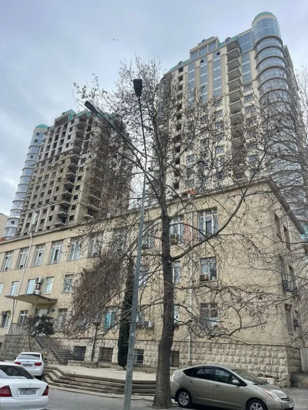 Satılır 3 otaqlı mənzil 153 m²