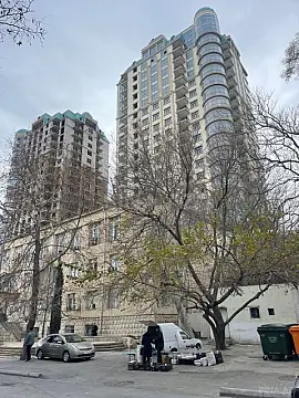 Satılır 3 otaqlı mənzil 153 m²