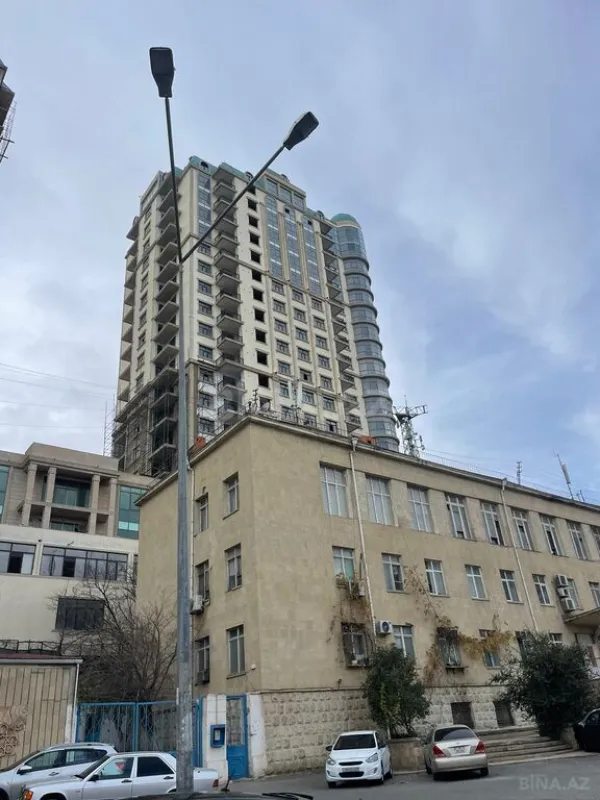Satılır 3 otaqlı mənzil 153 m²