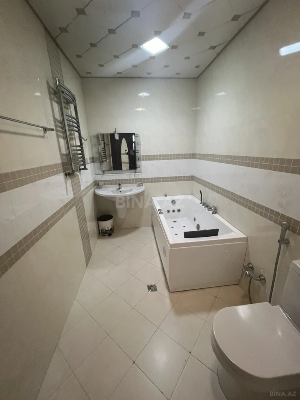 Satılır 3 otaqlı mənzil 215 m²
