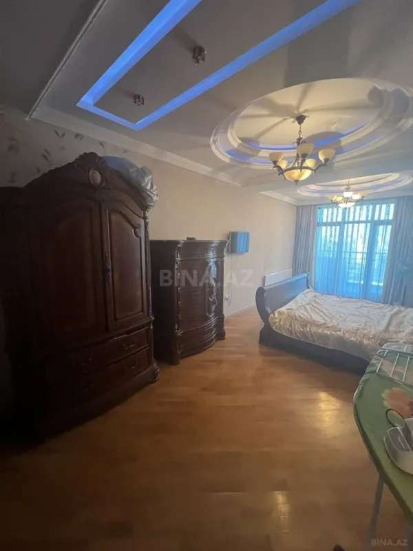 Satılır 3 otaqlı mənzil 215 m²
