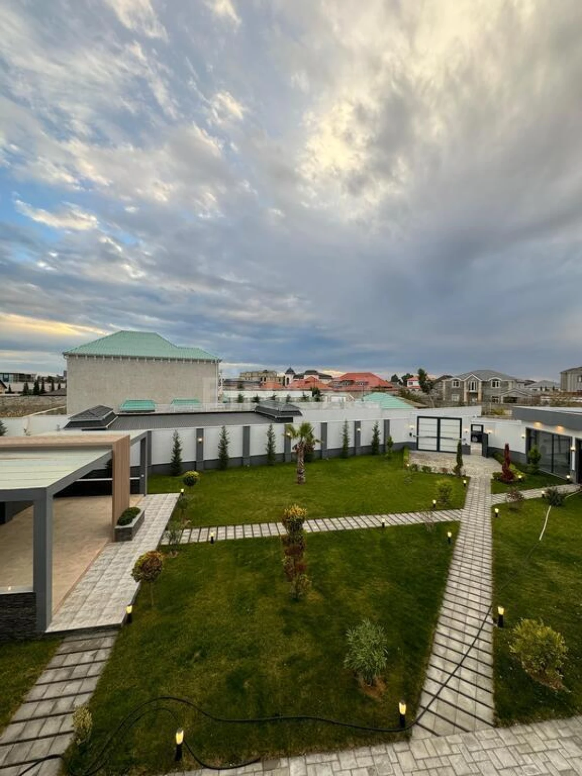Satılır 7 otaqlı həyət evi 400 m²
