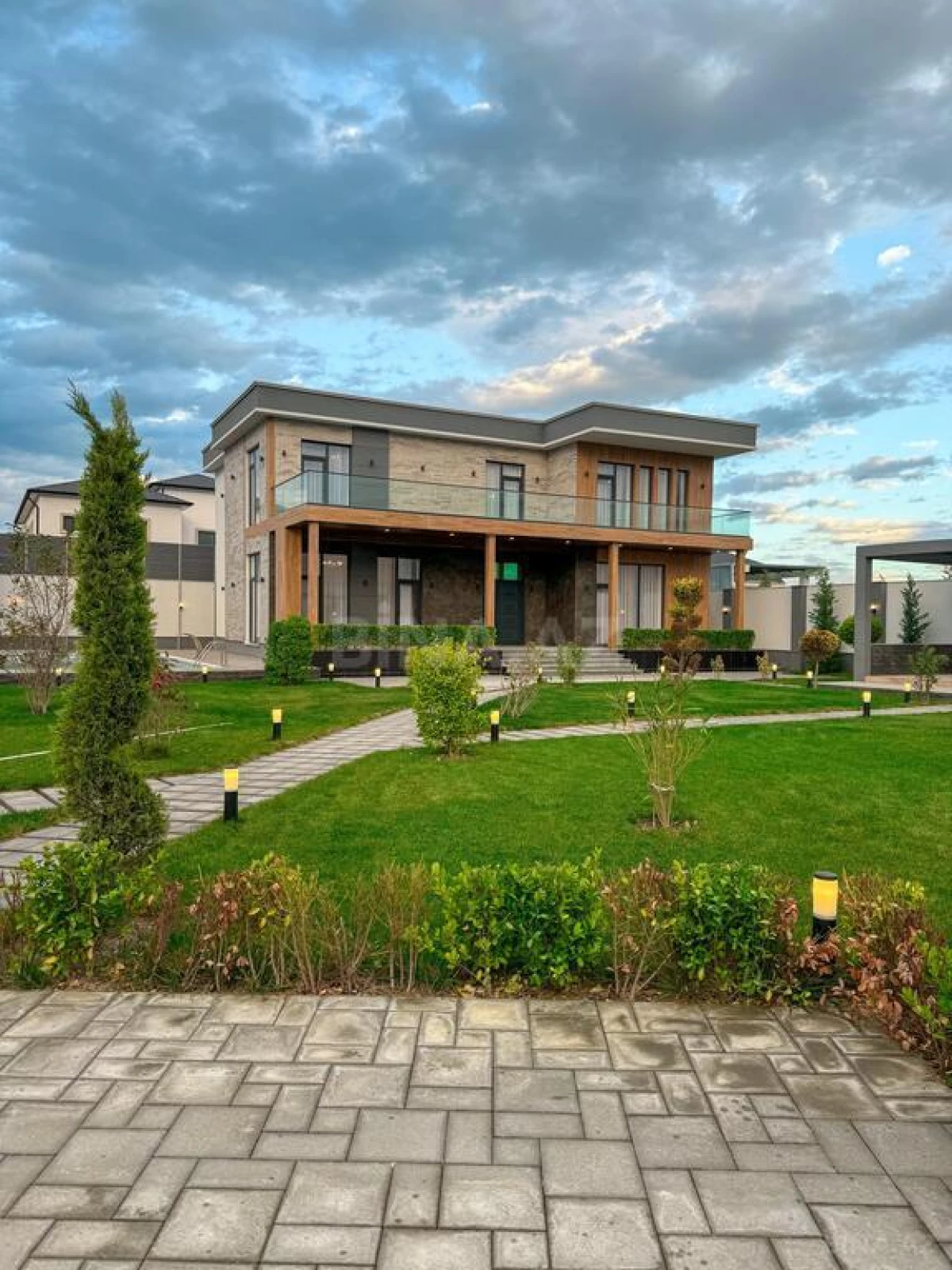 Satılır 7 otaqlı həyət evi 400 m²