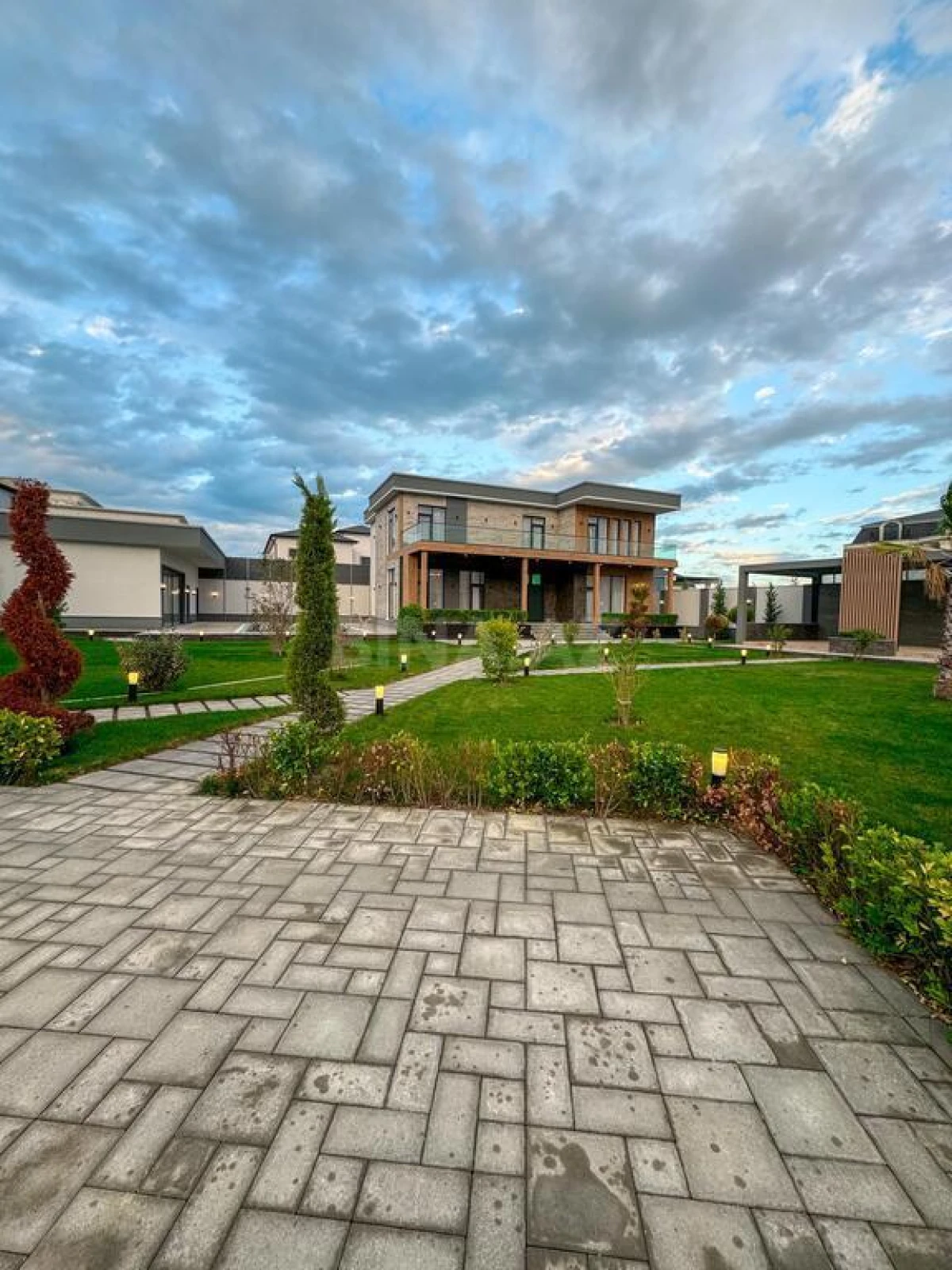 Satılır 7 otaqlı həyət evi 400 m²