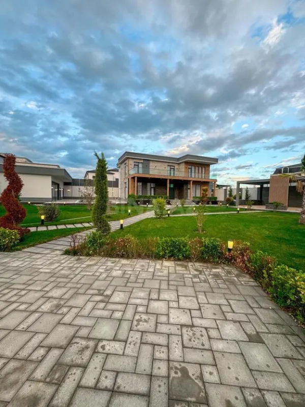Satılır 7 otaqlı həyət evi 400 m²