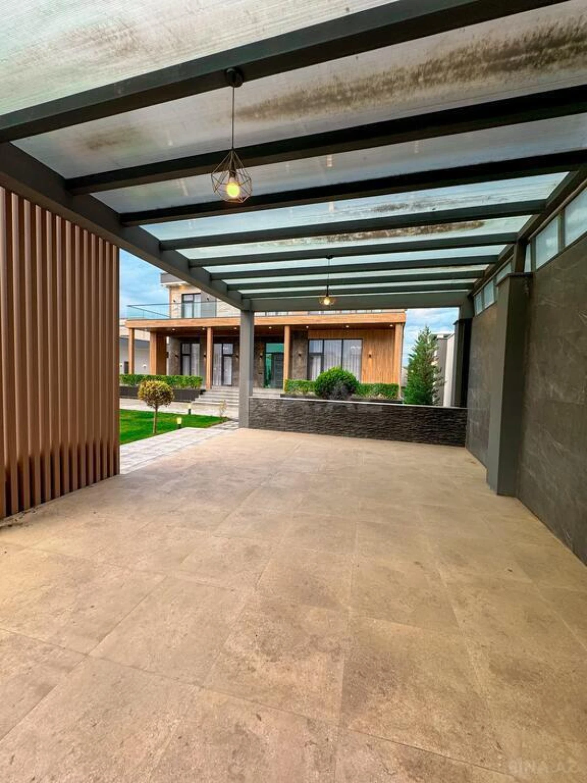 Satılır 7 otaqlı həyət evi 400 m²