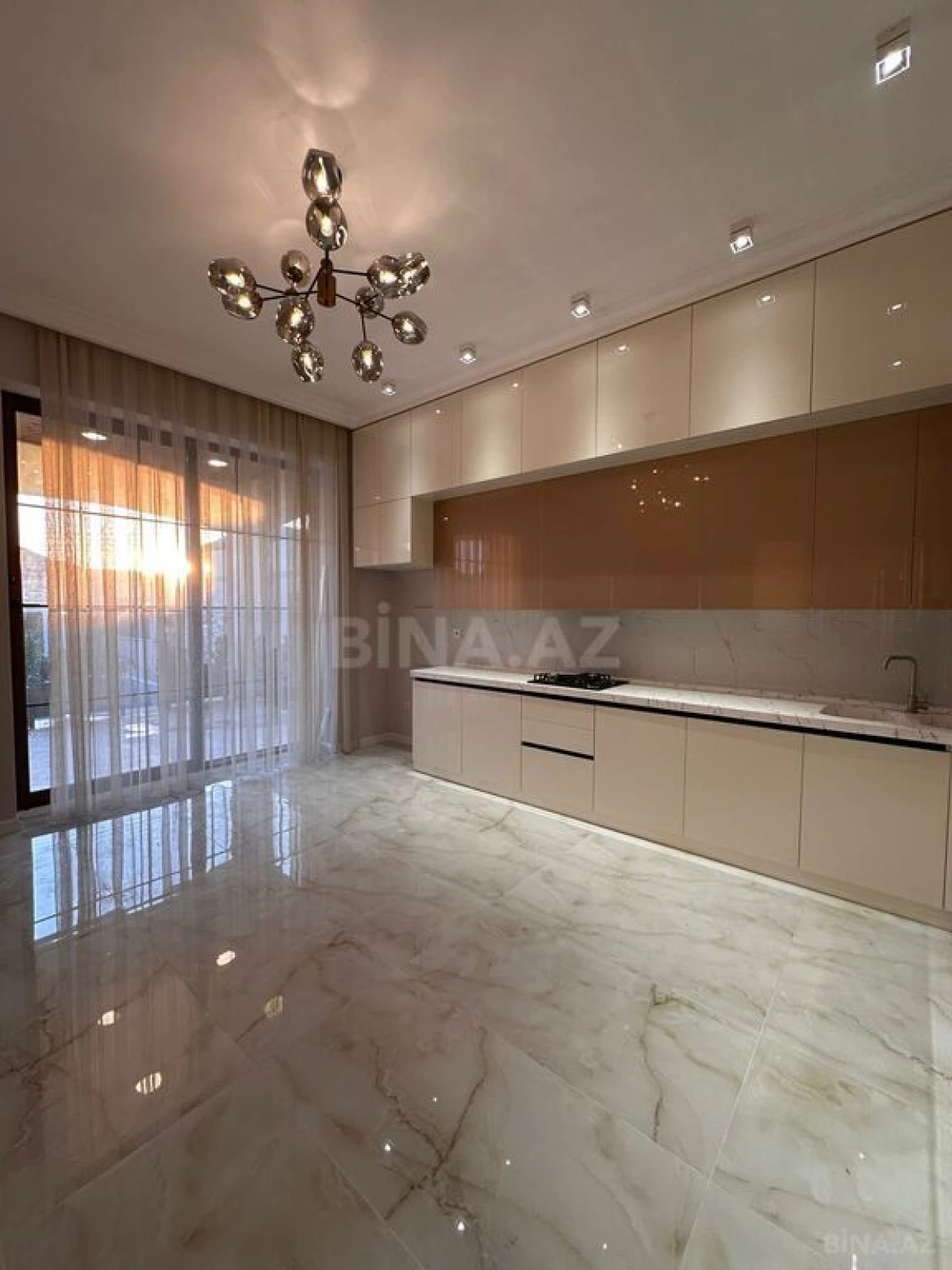 Satılır 4 otaqlı həyət evi 250 m²