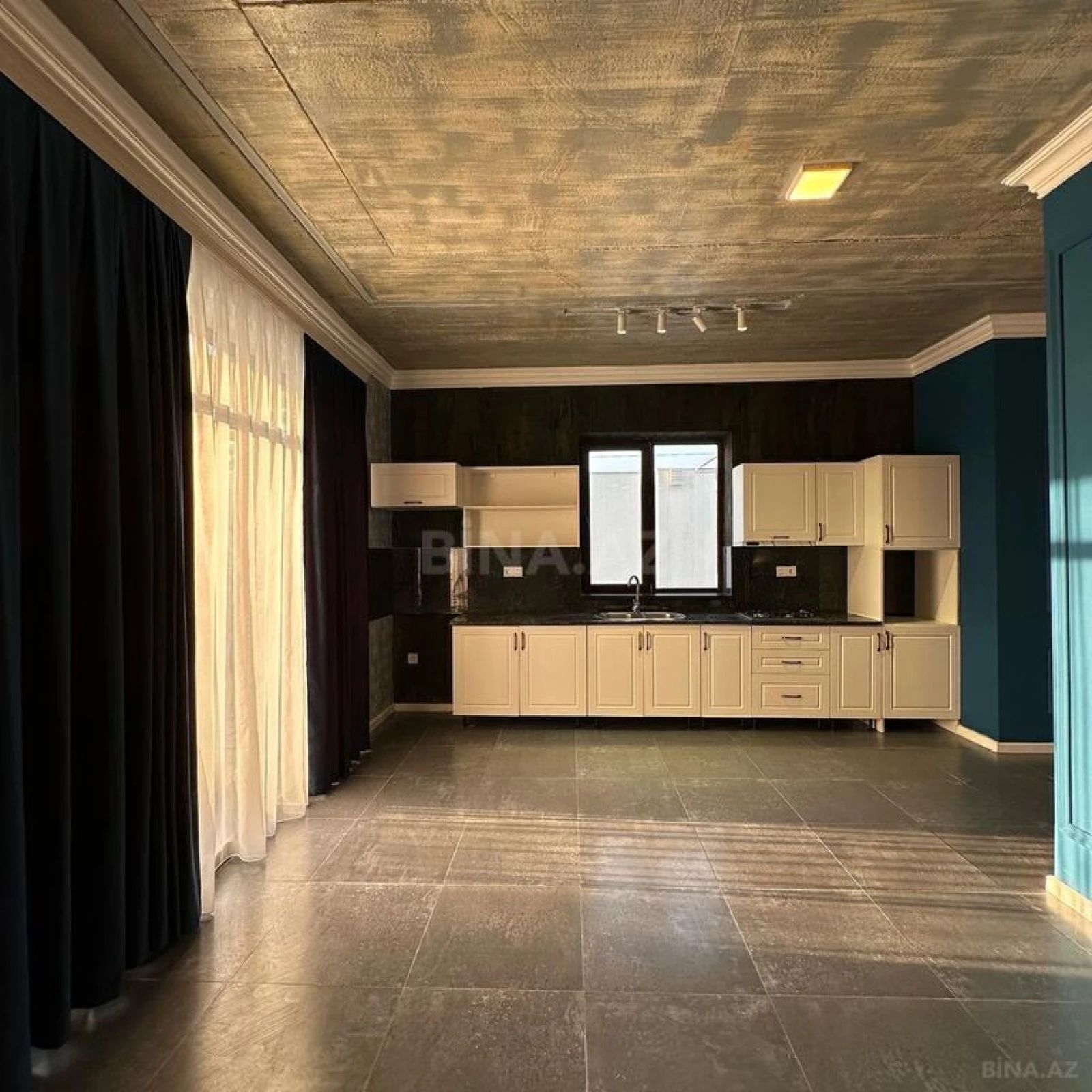 Satılır 5 otaqlı həyət evi 270 m²