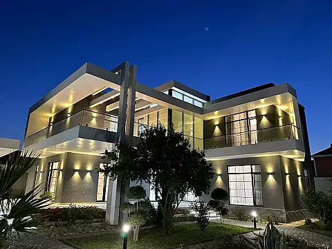 Satılır 7 otaqlı həyət evi 500 m²