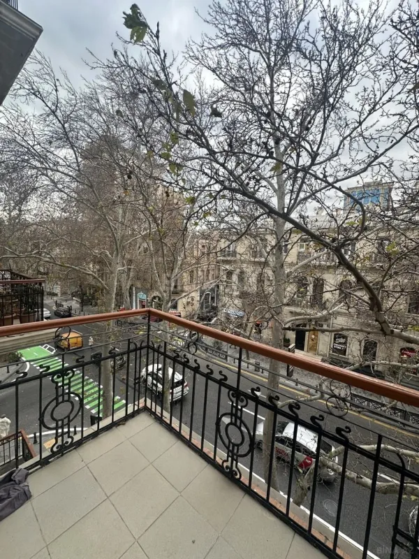 Satılır 5 otaqlı mənzil 216 m²