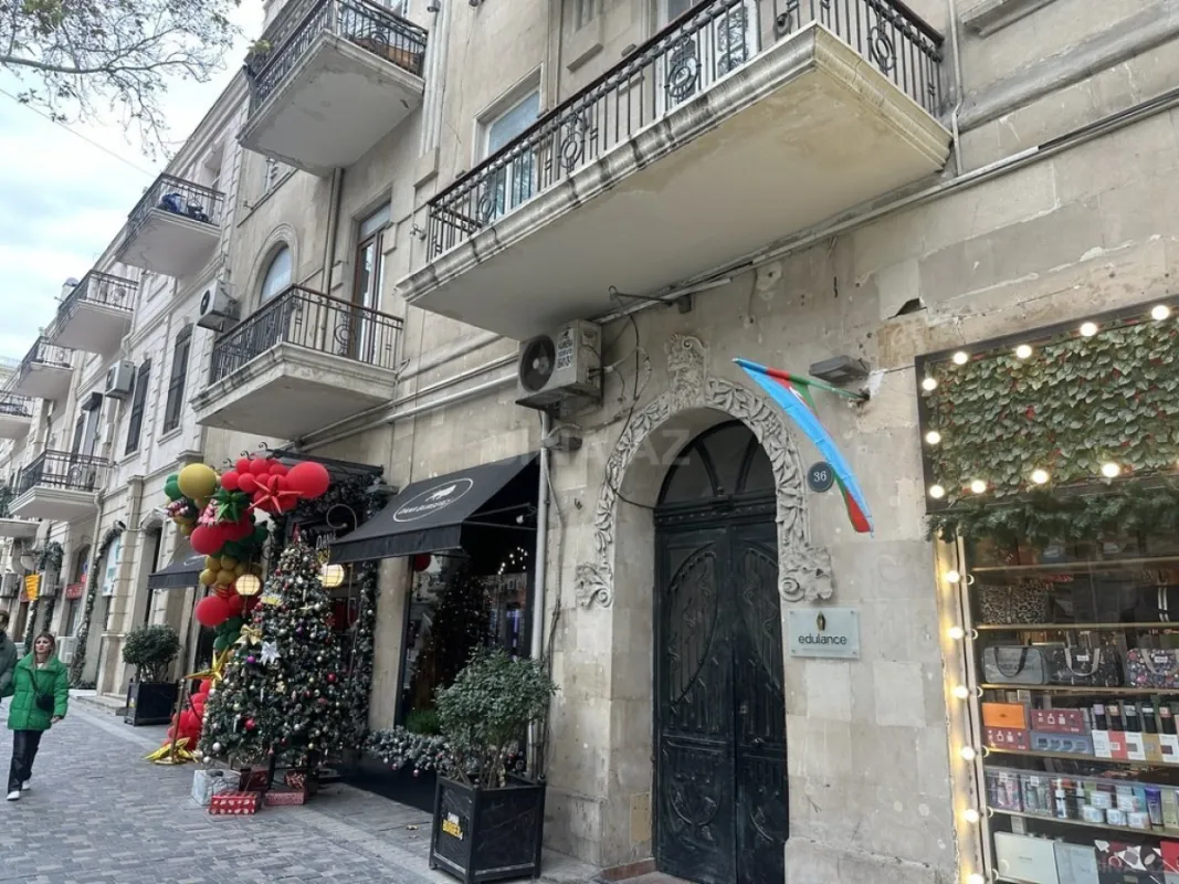 Satılır 5 otaqlı mənzil 216 m²