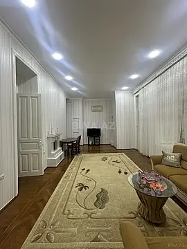 Satılır 5 otaqlı mənzil 216 m²