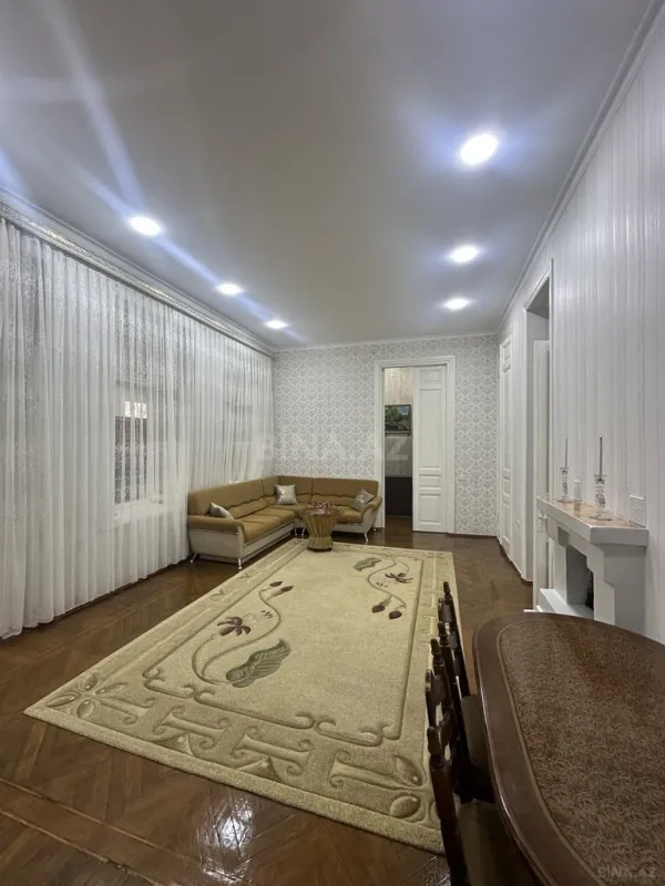 Satılır 5 otaqlı mənzil 216 m²