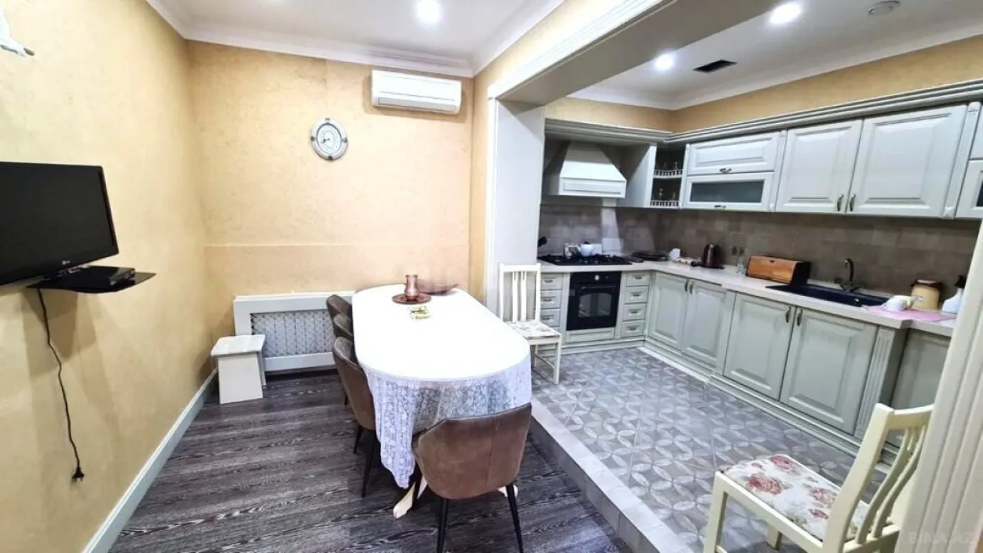 Satılır 6 otaqlı həyət evi 600 m²