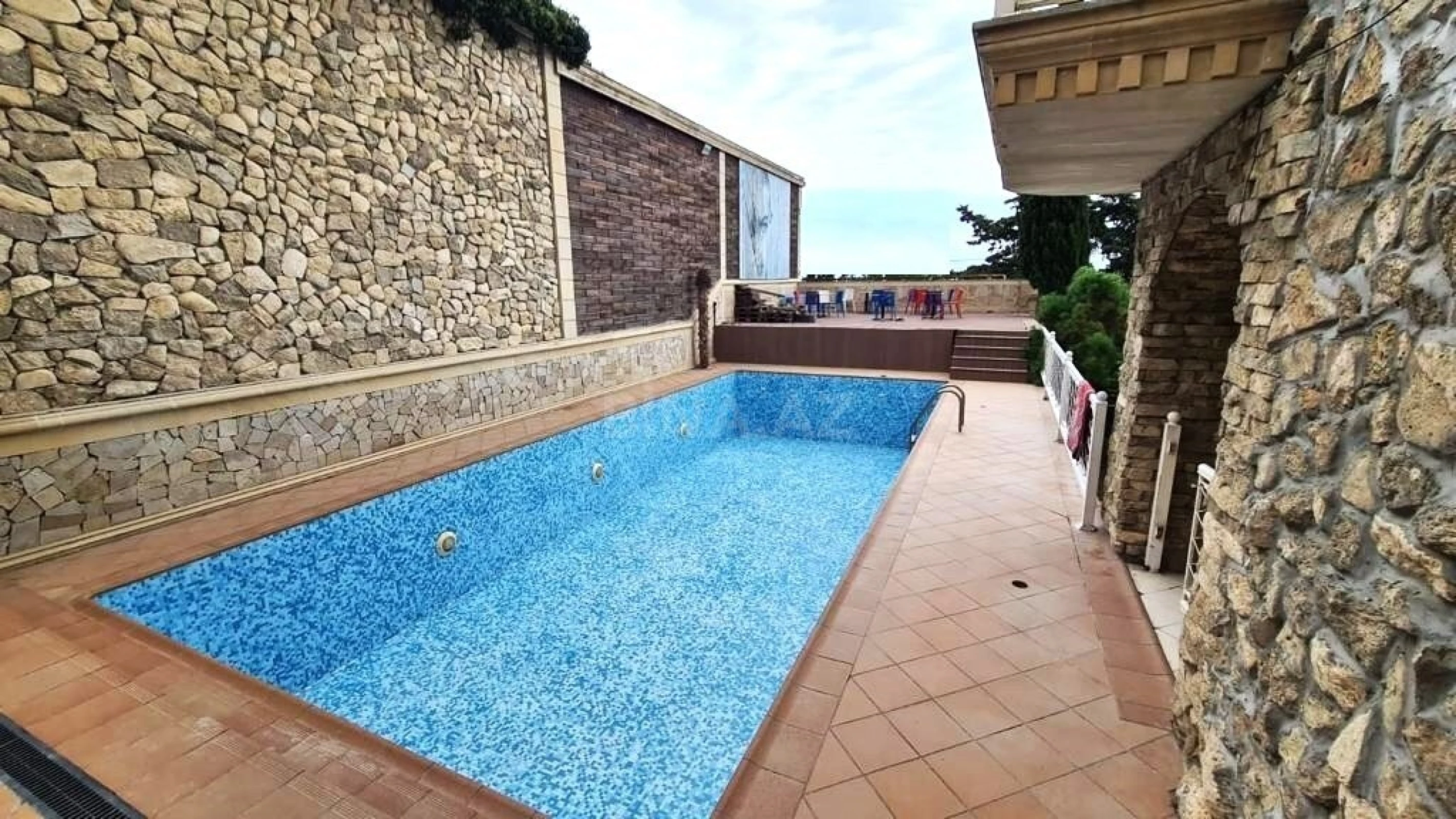 Satılır 6 otaqlı həyət evi 600 m²