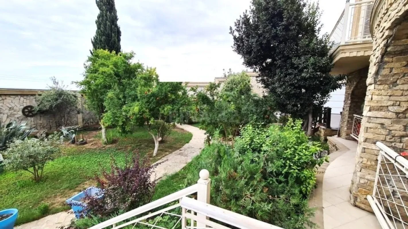 Satılır 6 otaqlı həyət evi 600 m²