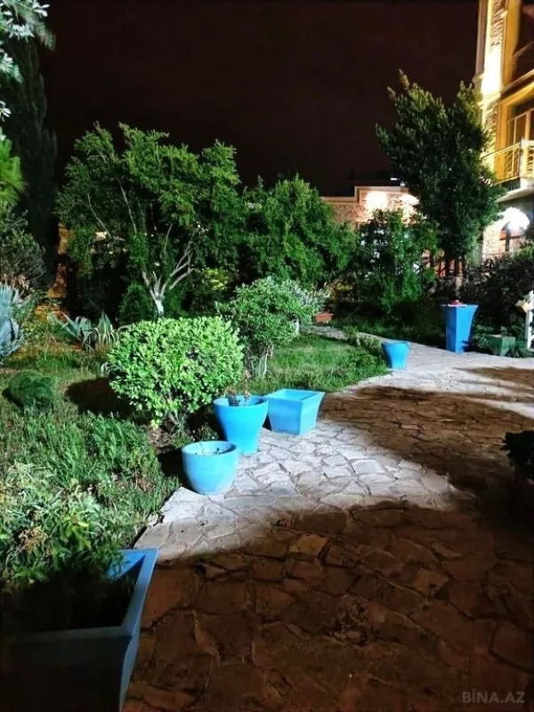 Satılır 6 otaqlı həyət evi 600 m²