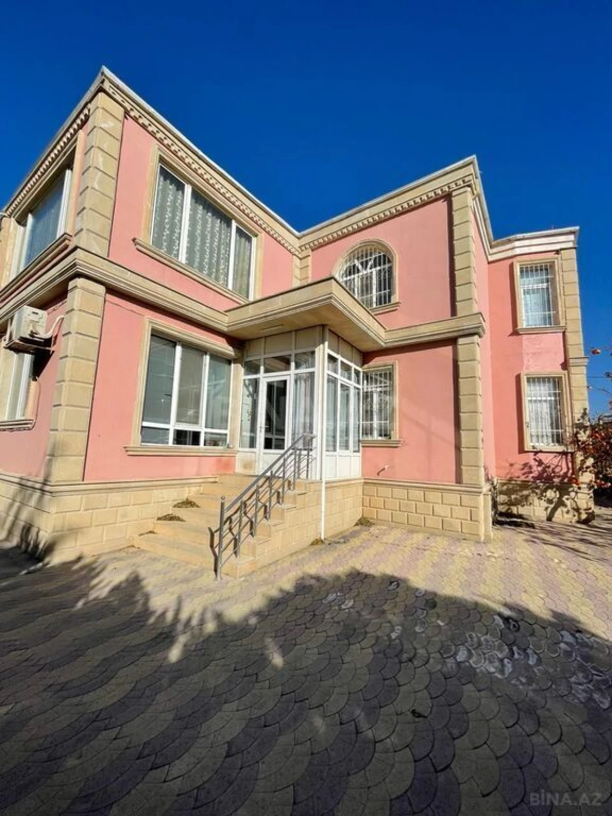 Satılır 8 otaqlı həyət evi 300 m²