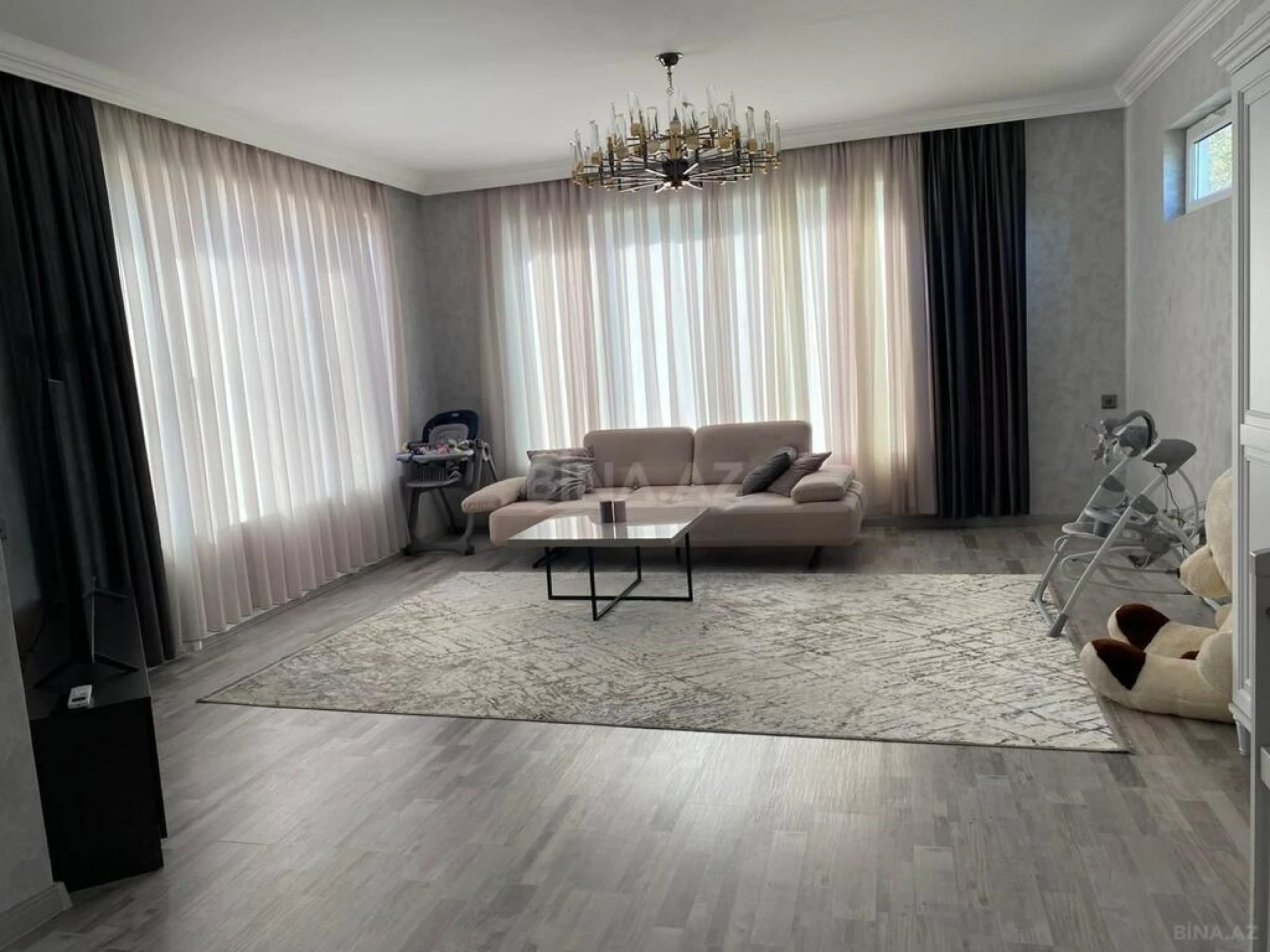 Satılır 8 otaqlı həyət evi 300 m²