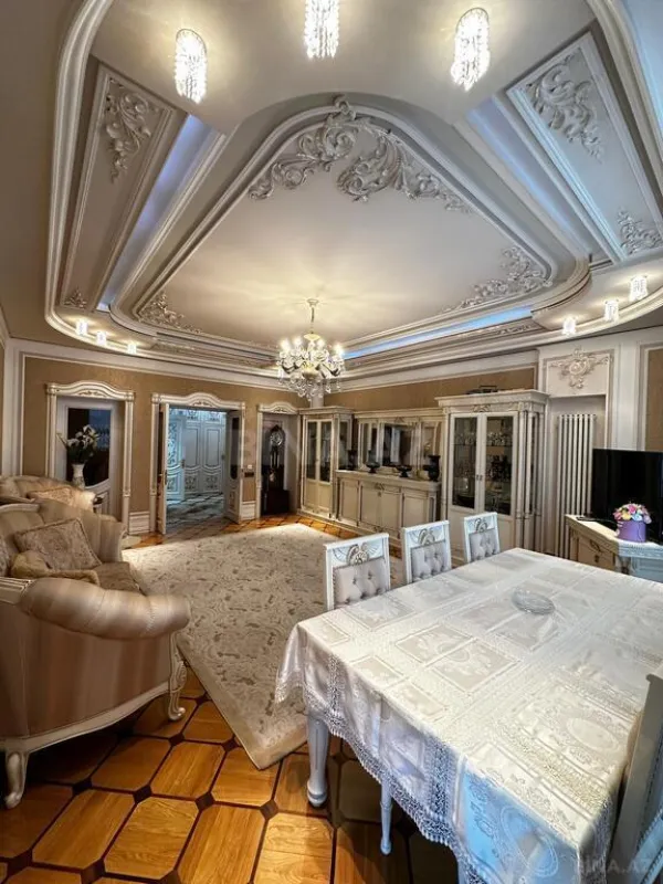 Satılır 3 otaqlı mənzil 140 m²