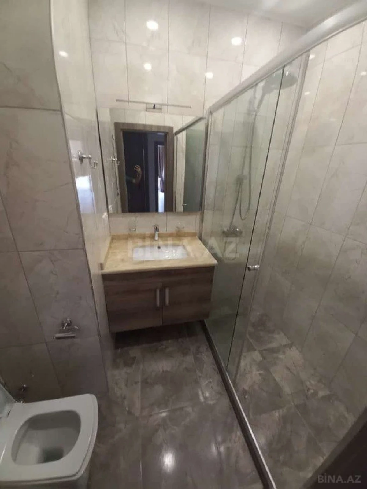 Kirayə verilir 4 otaqlı mənzil 200 m²