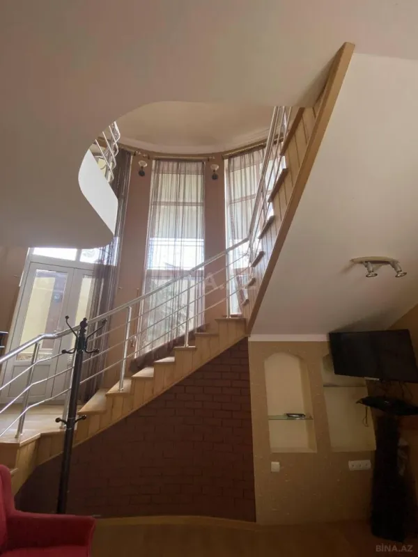 Satılır 5 otaqlı həyət evi 270 m²