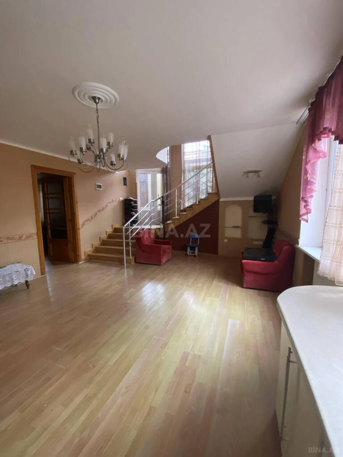 Satılır 5 otaqlı həyət evi 270 m²