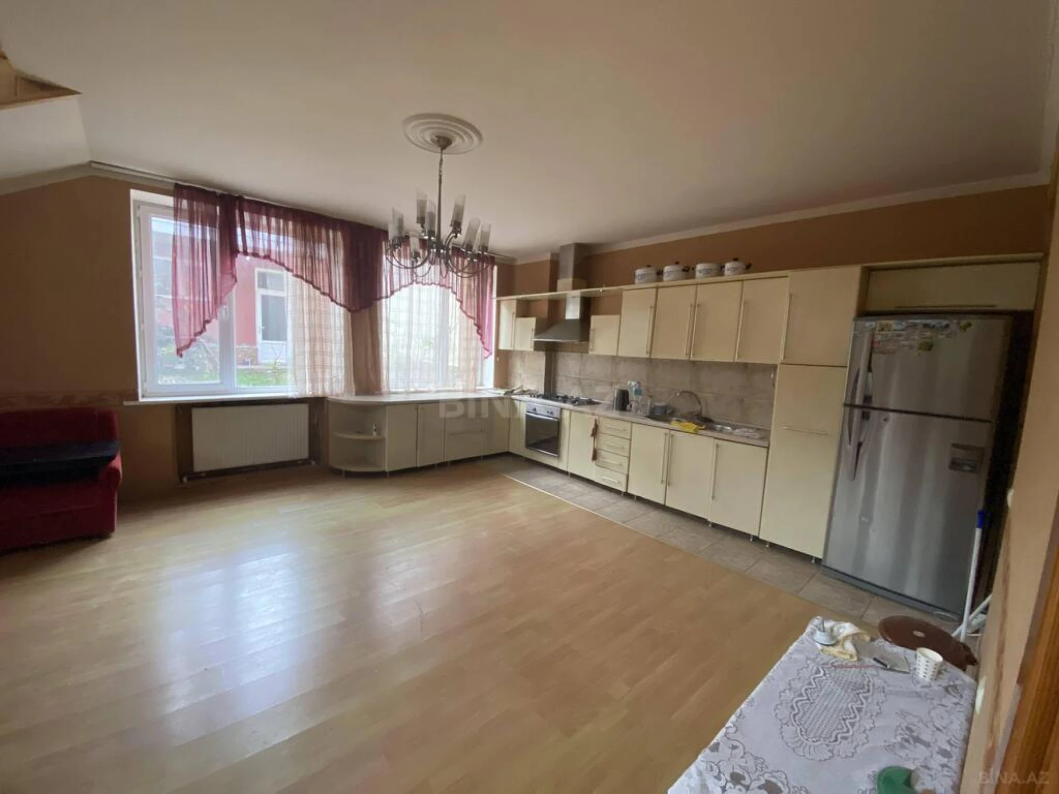 Satılır 5 otaqlı həyət evi 270 m²