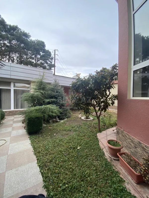 Satılır 5 otaqlı həyət evi 270 m²