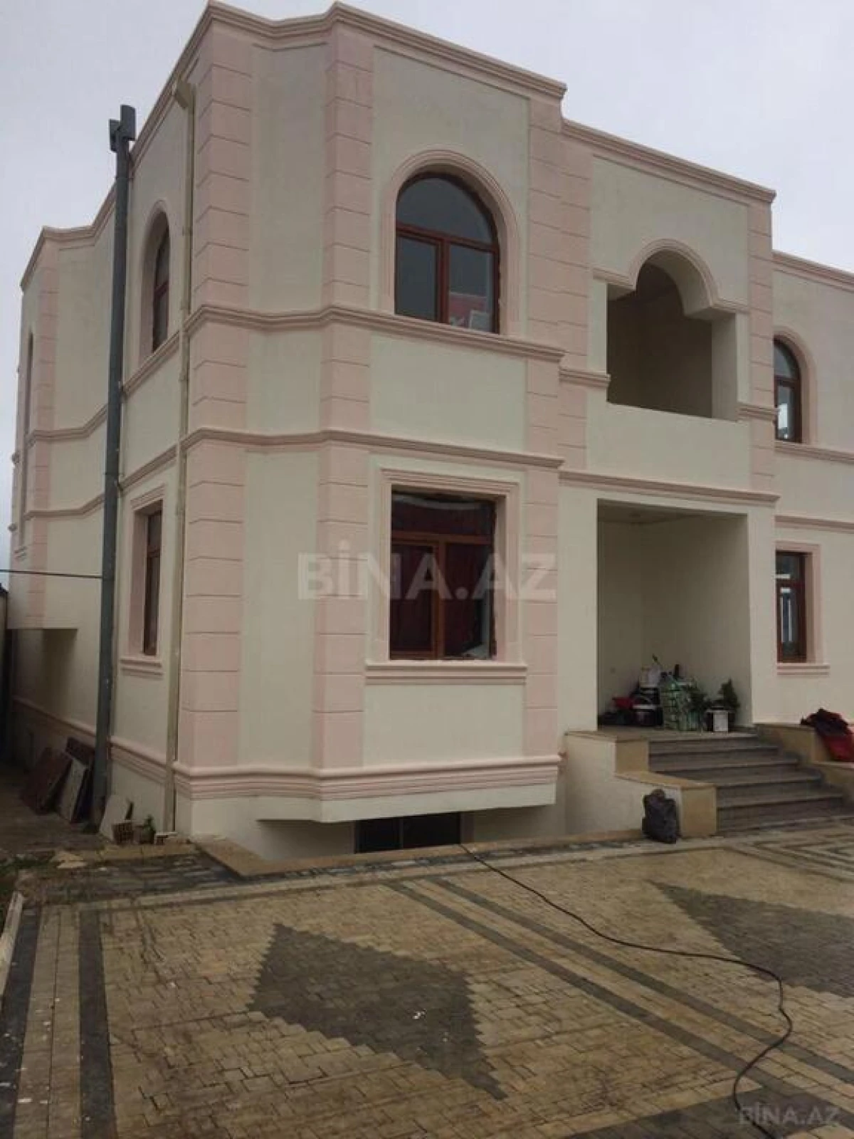 Satılır 9 otaqlı həyət evi 370 m²