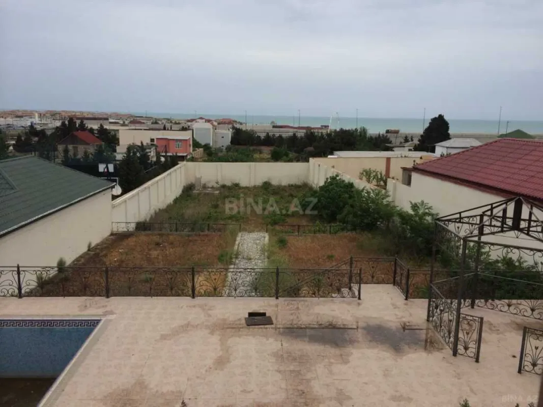 Satılır 9 otaqlı həyət evi 370 m²