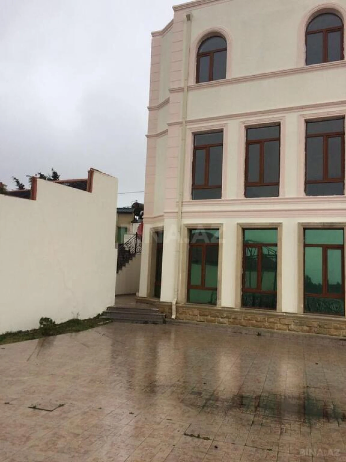 Satılır 9 otaqlı həyət evi 370 m²