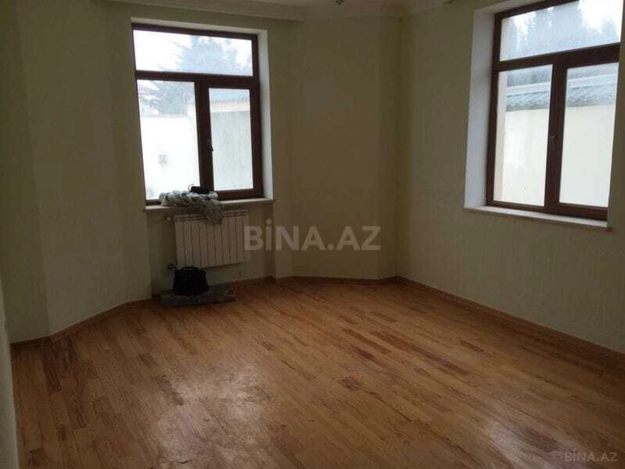Satılır 9 otaqlı həyət evi 370 m²